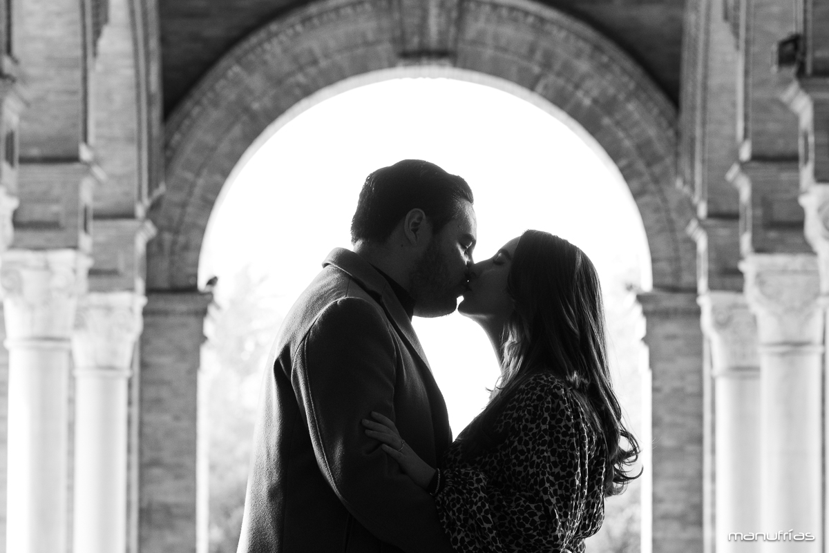 manufrias-fotografo-profesional-sevilla-sesion-pareja-plaza-españa-parque-maria-luisa