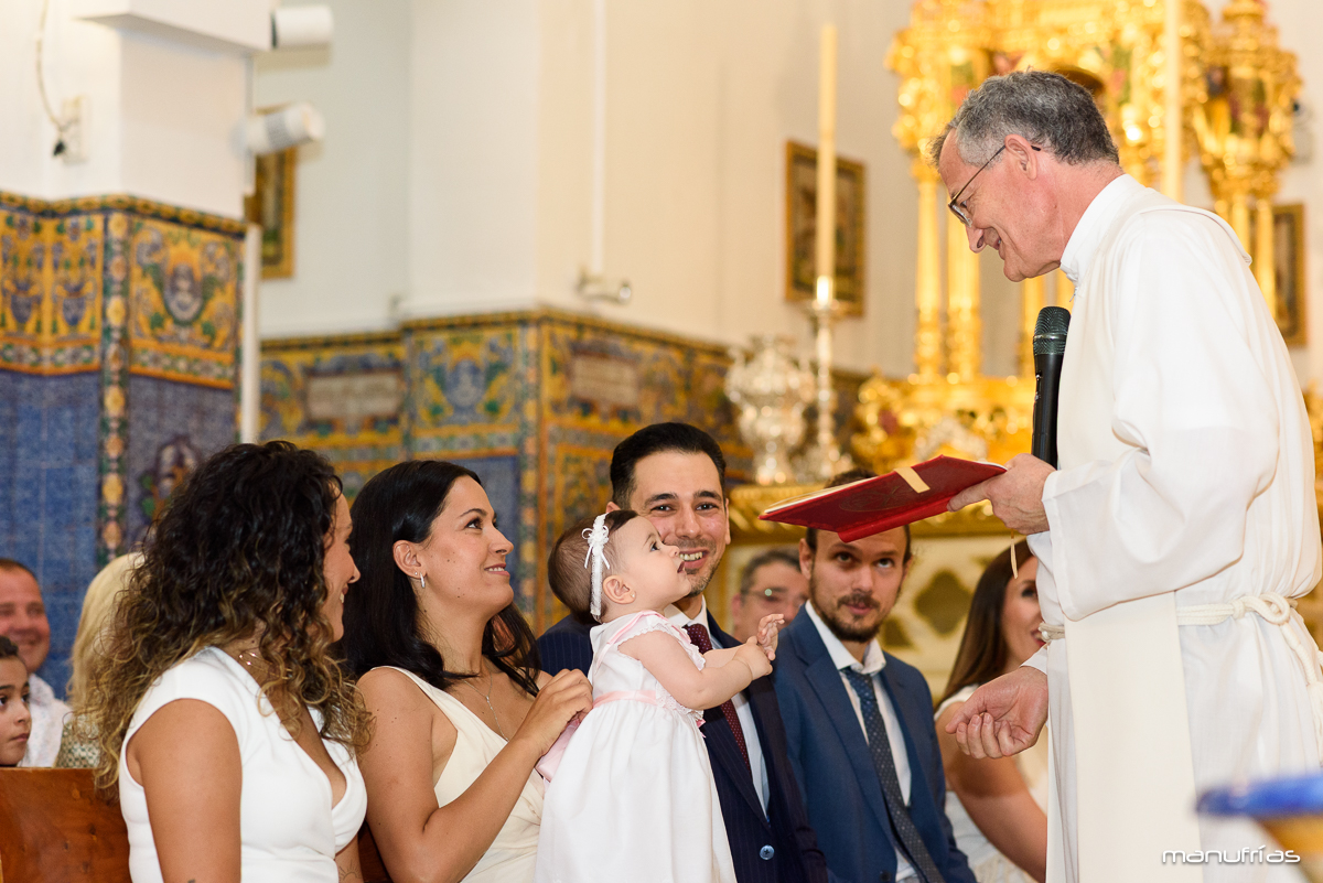 manufrias-fotografo-bautizo-sevilla-parroquia-san-gonzalo